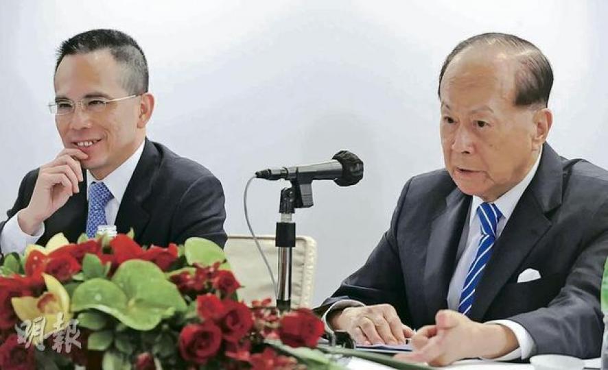 長和系主席李嘉誠(右)昨日公開確認長子李澤鉅(左)日後會繼承其企業王國,李澤鉅對父親的安排表示「我哋都ok嘅」。(劉焌陶攝) 李嘉誠昨日大談分身家,早有準備,手上「貓紙」第一及第二條模擬問題及答案,便是關於他何時退休及如何避免爭產,並非臨場「爆肚」。從這頁「貓紙」可見,分身家一事佔篇幅最多,可見極重視財產分配。其餘有準備的問題,包括百佳上海結業以及更換核數師等。(劉焌陶攝) (明報製圖) 長和系主席李嘉誠(右)昨日公開確認長子李澤鉅(左)日後會繼承其企業王國,李澤鉅對父親的安排表示「我哋都ok嘅」。(劉焌陶攝) 李嘉誠昨日大談分身家,早有準備,手上「貓紙」第一及第二條模擬問題及答案,便是關於他何時退休及如何避免爭產,並非臨場「爆肚」。從這頁「貓紙」可見,分身家一事佔篇幅最多,可見極重視財產分配。其餘有準備的問題,包括百佳上海結業以及更換核數師等。(劉焌陶攝) (明報製圖)