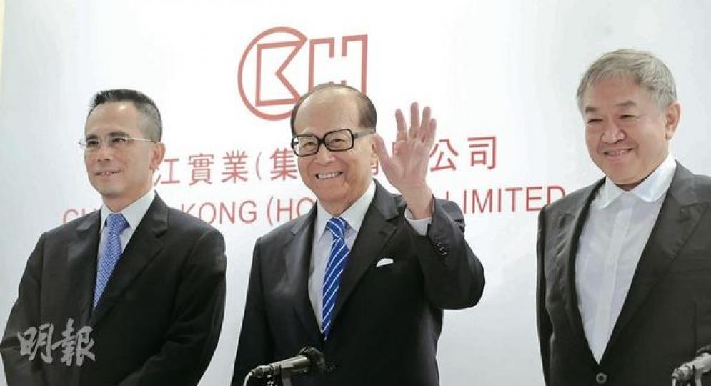 長實副主席李澤鉅(左)昨日表示,若計及通脹因素,現時樓價較1997年便宜。主席李嘉誠(中)亦指出,香港樓市比97年健康,炒賣的情况更少。右為執行董事兼副主席霍建寧。(劉焌陶攝) (明報製圖) (明報製圖) (明報製圖) 長實副主席李澤鉅(左)昨日表示,若計及通脹因素,現時樓價較1997年便宜。主席李嘉誠(中)亦指出,香港樓市比97年健康,炒賣的情况更少。右為執行董事兼副主席霍建寧。(劉焌陶攝) (明報製圖) (明報製圖) (明報製圖)