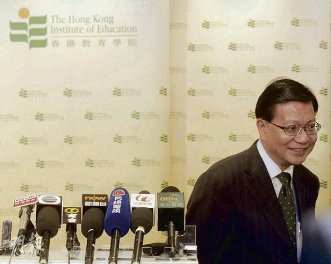 外界盛傳教院校長張炳良將於7月加入新政府任房屋規劃及地政局長,但任命未拍板,他昨已宣布提早半年於下月底與教院解約,隨時候命入閣。(余俊亮攝) 外界盛傳教院校長張炳良將於7月加入新政府任房屋規劃及地政局長,但任命未拍板,他昨已宣布提早半年於下月底與教院解約,隨時候命入閣。(余俊亮攝)