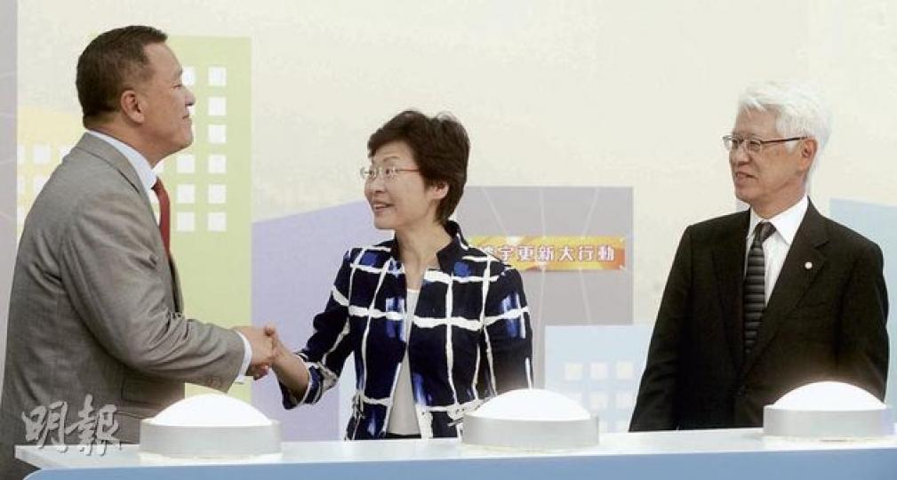 發展局長林鄭月娥(中)昨日出席「樓宇更新大行動」3周年活動時表示,有關計劃屬於特別性措施,沒設立審查機制,擔心若長期推行,可能會令公帑無法妥善運用,決定暫不再加碼計劃。圖左為市建局主席張震遠,右為房協主席楊家聲。(余俊亮攝) 發展局長林鄭月娥(中)昨日出席「樓宇更新大行動」3周年活動時表示,有關計劃屬於特別性措施,沒設立審查機制,擔心若長期推行,可能會令公帑無法妥善運用,決定暫不再加碼計劃。圖左為市建局主席張震遠,右為房協主席楊家聲。(余俊亮攝)