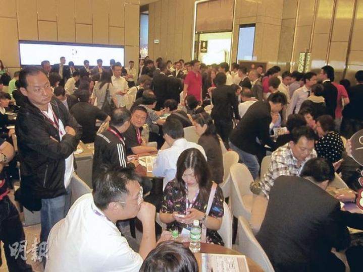 景怡峯昨正式對公眾開放設於太子始創中心的示範單位和售樓處,甚為旺場。由於項目以370至666方呎1、2房細單位作主打,就現場所見,參觀人士以港客為主,內地客不多。(林可為攝) 喜雅昨續開放示範單位予公眾參觀,但人流較對上一個周末(19日)已明顯減少;另市場估計喜雅昨收到的認購登記約有100個,亦見略為放緩。(林可為攝) 景怡峯昨正式對公眾開放設於太子始創中心的示範單位和售樓處,甚為旺場。由於項目以370至666方呎1、2房細單位作主打,就現場所見,參觀人士以港客為主,內地客不多。(林可為攝) 喜雅昨續開放示範單位予公眾參觀,但人流較對上一個周末(19日)已明顯減少;另市場估計喜雅昨收到的認購登記約有100個,亦見略為放緩。(林可為攝)