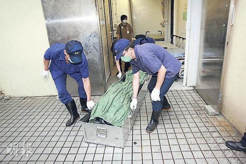 疑因學業壓力跳樓重傷的青年,送院時仍有微弱氣息,但搶救後仍告不治,仵工其後將屍體舁送殮房。(黃雄攝) 20歲青年昨晨從秀茂坪南邨秀美樓天台躍下,雖被花槽泥土卸去部分衝力,但青年最終不治。警方事後封鎖現場調查,未檢獲遺書,相信事件無可疑。(蔡方山攝) 疑因學業壓力跳樓重傷的青年,送院時仍有微弱氣息,但搶救後仍告不治,仵工其後將屍體舁送殮房。(黃雄攝) 20歲青年昨晨從秀茂坪南邨秀美樓天台躍下,雖被花槽泥土卸去部分衝力,但青年最終不治。警方事後封鎖現場調查,未檢獲遺書,相信事件無可疑。(蔡方山攝)