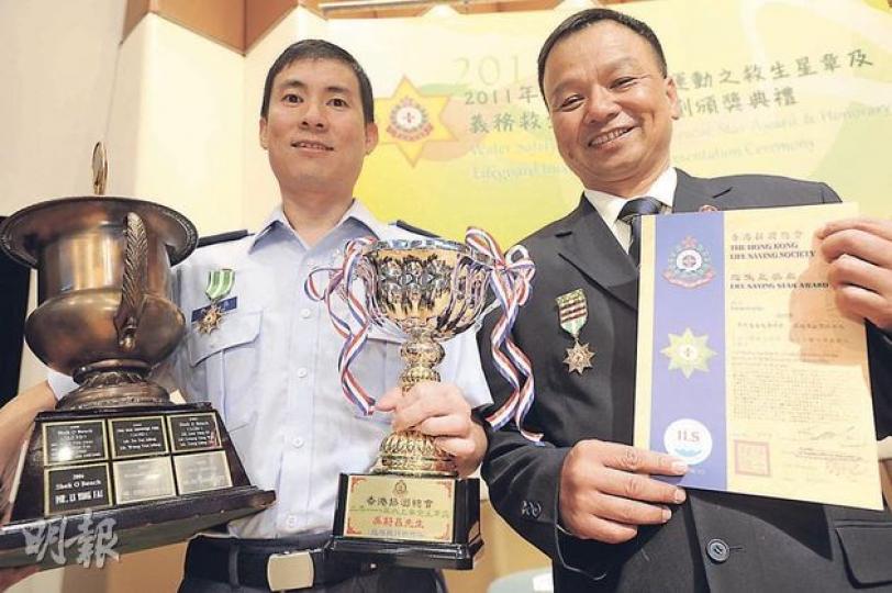 空勤主任吳蔚昌(左)出動直升機趕赴出事海域,憑經驗在黑夜與巨浪搏鬥,成功拯救5名失蹤漁民,奪得水上安全主席盃。救生員馮錦泰(右)第八次奪救生星章。(尹錦恩攝) 空勤主任吳蔚昌(左)出動直升機趕赴出事海域,憑經驗在黑夜與巨浪搏鬥,成功拯救5名失蹤漁民,奪得水上安全主席盃。救生員馮錦泰(右)第八次奪救生星章。(尹錦恩攝)