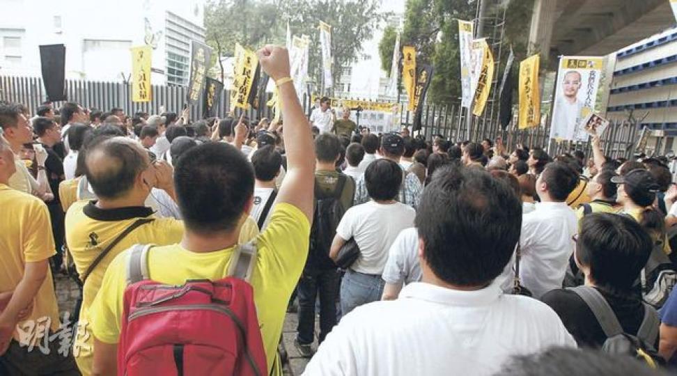 社交網站早有黃洋達支持者發起「迎接黃洋達強勢回歸」活動,約500名支持者早於9時陸續到場。黃洋達從收押所步出後,大批支持者送上象徵祝福的黃玫瑰。(李紹昌攝) 梁國雄因衝擊替補機制論壇被判監兩月,昨表示考慮放棄保釋服刑,以免影響參選立法會議員的資格。(余俊亮攝) 社交網站早有黃洋達支持者發起「迎接黃洋達強勢回歸」活動,約500名支持者早於9時陸續到場。黃洋達從收押所步出後,大批支持者送上象徵祝福的黃玫瑰。(李紹昌攝) 梁國雄因衝擊替補機制論壇被判監兩月,昨表示考慮放棄保釋服刑,以免影響參選立法會議員的資格。(余俊亮攝)