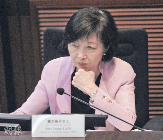 候任特首辦主管羅范椒芬呼籲立法會先通過新政府的重組架構,令新班子可以在7月1日上任,令未來的施政更暢順。(余俊亮攝) 北區就業問題關注組召集人郭婉兒,昨頭戴寫上批評問責制標語的帽子,表達對重組架構的不滿。她指出北區居民面對高昂交通費、租金上升等問題,但除勞工及福利局政治助理莫宜端,她未見過有問責官員落區收集意見,直言問責制是「廢」的。她期望候任辦主管羅范椒芬不要「未學行先學走」,應先對基層市民承諾,才提出怎樣重組架構和要求市民支持。(余俊亮攝) 80後作家林匡正昨出席公聽會,大聲直呼候任辦主管羅 候任特首辦主管羅范椒芬呼籲立法會先通過新政府的重組架構,令新班子可以在7月1日上任,令未來的施政更暢順。(余俊亮攝) 北區就業問題關注組召集人郭婉兒,昨頭戴寫上批評問責制標語的帽子,表達對重組架構的不滿。她指出北區居民面對高昂交通費、租金上升等問題,但除勞工及福利局政治助理莫宜端,她未見過有問責官員落區收集意見,直言問責制是「廢」的。她期望候任辦主管羅范椒芬不要「未學行先學走」,應先對基層市民承諾,才提出怎樣重組架構和要求市民支持。(余俊亮攝) 80後作家林匡正昨出席公聽會,大聲直呼候任辦主管羅