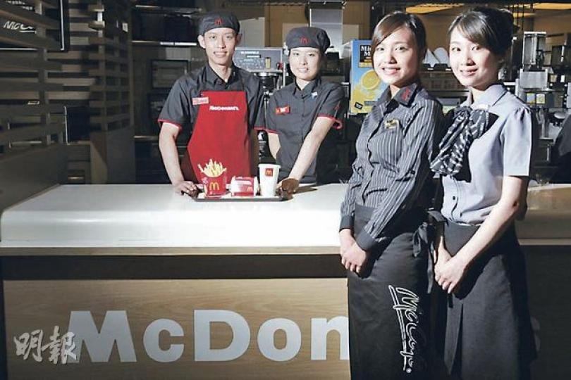 陳漢儒(左起)、鄧嘉寶、王敏媛和黃慧雯將代表香港麥當勞「出戰」奧運,雖未必有機會入場欣賞心水奧運項目,但自言只要能於奧運村餐廳一睹各運動員風采,已心滿意足。(林振東攝) 麥當勞員工組長鄧嘉寶自小就是運動健將,奪獎無數,雖未能入選港隊,但終以另一身分參與奧運。(吳光熙攝) 陳漢儒(左起)、鄧嘉寶、王敏媛和黃慧雯將代表香港麥當勞「出戰」奧運,雖未必有機會入場欣賞心水奧運項目,但自言只要能於奧運村餐廳一睹各運動員風采,已心滿意足。(林振東攝) 麥當勞員工組長鄧嘉寶自小就是運動健將,奪獎無數,雖未能入選港隊,但終以另一身分參與奧運。(吳光熙攝)