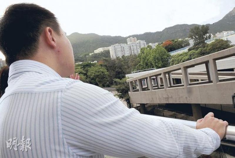 前急症室醫生M先生在公立醫院工作至身心俱疲,有私家醫院以年薪400萬元挖角,讓他專門負責夜間門診,他亦樂意轉投私院。(劉焌陶攝) 前急症室醫生M先生在公立醫院工作至身心俱疲,有私家醫院以年薪400萬元挖角,讓他專門負責夜間門診,他亦樂意轉投私院。(劉焌陶攝)