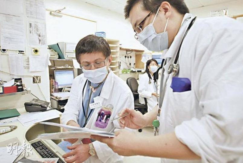 香港急症科醫學院院長何曉輝醫生(左)表示,急症室醫生人手流失嚴重,擔心繼續無新人入行,將嚴重青黃不接,促醫管局大幅增加醫生人手及改善工作環境。(林振東攝) 香港急症科醫學院院長何曉輝醫生(左)表示,急症室醫生人手流失嚴重,擔心繼續無新人入行,將嚴重青黃不接,促醫管局大幅增加醫生人手及改善工作環境。(林振東攝)