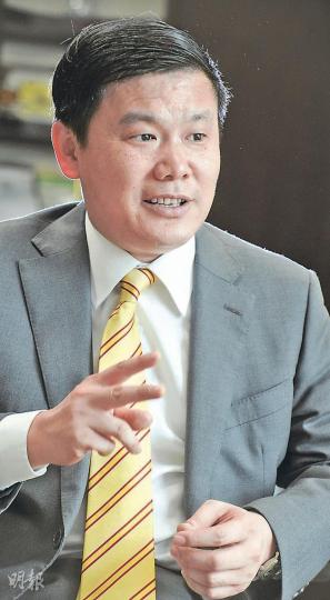 閻峰表示,人民幣國際化目前的最大障礙在於離岸市場缺乏人民幣產品,建議內地監管機構放開對內地民企來港進行人民幣上市集資的管制,以促進人民幣在離岸、在岸市場的雙向流動。(劉焌陶攝) 閻峰表示,人民幣國際化目前的最大障礙在於離岸市場缺乏人民幣產品,建議內地監管機構放開對內地民企來港進行人民幣上市集資的管制,以促進人民幣在離岸、在岸市場的雙向流動。(劉焌陶攝)