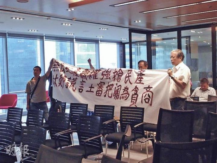 恒地昨日以8.3億元統一大角嘴海安樓業權,但多名小業主昨日現身拍賣場,指發展商收購地舖價不公平。(歐陽慧恩攝) 恒地昨日以8.3億元統一大角嘴海安樓業權,但多名小業主昨日現身拍賣場,指發展商收購地舖價不公平。(歐陽慧恩攝)
