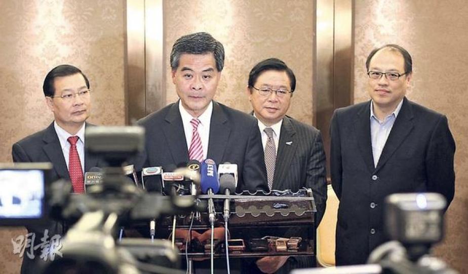候任特首梁振英(左二)昨與建制派飯局後,稱會積極考慮新班子凍薪。左一為民建聯主席譚耀宗,右一和右二是「撐唐」的林大輝和林健鋒。(李澤彤攝) 候任特首梁振英(左二)昨與建制派飯局後,稱會積極考慮新班子凍薪。左一為民建聯主席譚耀宗,右一和右二是「撐唐」的林大輝和林健鋒。(李澤彤攝)