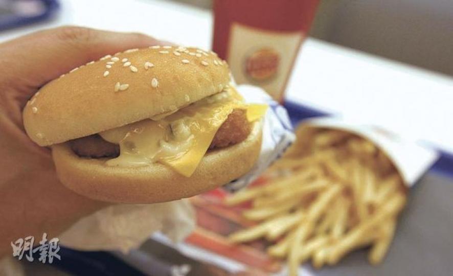 Burger King被揭以過期兩個月的他他醬製鱈魚堡應市,專家指出,他他醬屬高危的變壞食品,不宜過期後食用,否則可致食物中毒。(李澤彤攝) Burger King被揭以過期兩個月的他他醬製鱈魚堡應市,專家指出,他他醬屬高危的變壞食品,不宜過期後食用,否則可致食物中毒。(李澤彤攝)
