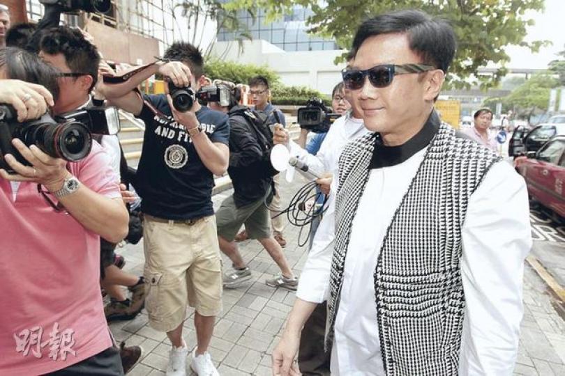 富商劉定成(右)昨以一身黑白衫褲、配以墨鏡微笑到庭,未有如上周般「封口不管記者提問」。(郭慶輝攝) 警方昨特意將案中證物及搜獲物品,用膠箱以客貨車運送往返法庭。警方用布掩蓋箱面,需20多箱始能裝滿。(林景輝攝) 富商劉定成(右)昨以一身黑白衫褲、配以墨鏡微笑到庭,未有如上周般「封口不管記者提問」。(郭慶輝攝) 警方昨特意將案中證物及搜獲物品,用膠箱以客貨車運送往返法庭。警方用布掩蓋箱面,需20多箱始能裝滿。(林景輝攝)