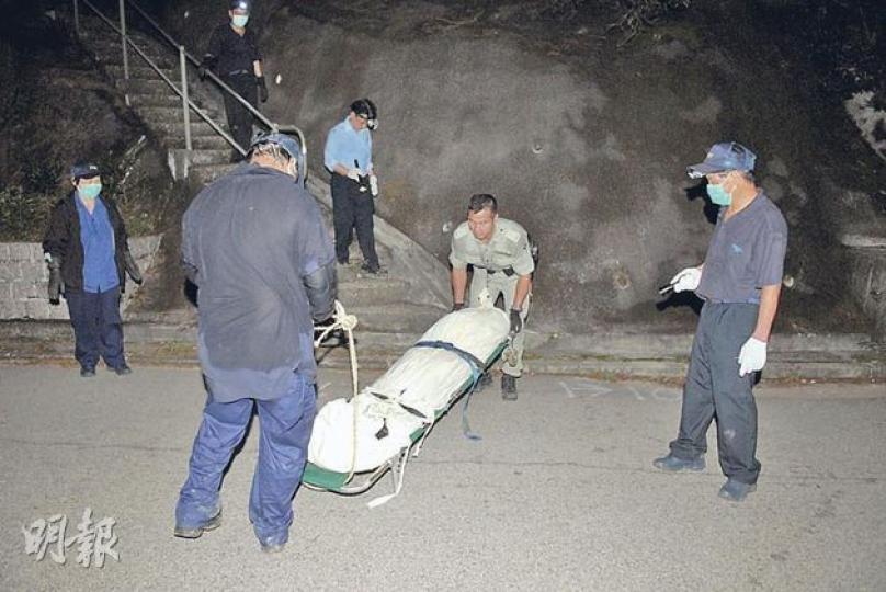 失蹤5天的林凱明(下圖)留下遺書告知家人會到西貢自殺,飛行服務隊其後發現死者在萬宜水庫附近燒炭尋死。屍體被抬下水庫,等候認屍。(伍浦鋒攝) 失蹤5天的林凱明(下圖)留下遺書告知家人會到西貢自殺,飛行服務隊其後發現死者在萬宜水庫附近燒炭尋死。屍體被抬下水庫,等候認屍。(伍浦鋒攝)
