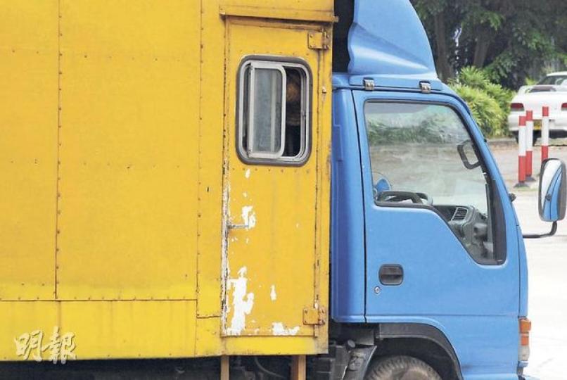 發生女工友跌出車外的園藝公司輕型貨車,意外後被拖走檢驗,女傷者據悉是由圖中黃色車斗的乘客艙艙門跌出車外,警方正調查意外會否涉及有人未關好車門。(雲錦鋒攝) 坐在園藝公司輕型貨車「車斗乘客艙」的女工友,在交通意外中遭拋出車外,頭部受傷送院,情况嚴重。(雲錦鋒攝) 發生女工友跌出車外的園藝公司輕型貨車,意外後被拖走檢驗,女傷者據悉是由圖中黃色車斗的乘客艙艙門跌出車外,警方正調查意外會否涉及有人未關好車門。(雲錦鋒攝) 坐在園藝公司輕型貨車「車斗乘客艙」的女工友,在交通意外中遭拋出車外,頭部受傷送院,情况嚴重。(雲錦鋒攝)