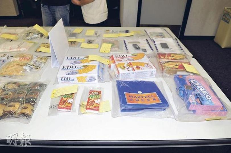 警方搗破活躍大埔區的黑幫「新義安」集團,揭發有黑幫分子把餅乾、蝦子麵包裝袋(如圖中的EDO餅乾盒)內的食品取走,換成毒品再重新封口,以掩人耳目方便運送,圖中左下角為遭黑幫「抽走」的蝦子麵。(衛永康攝) 警方搗破活躍大埔區的黑幫「新義安」集團,揭發有黑幫分子把餅乾、蝦子麵包裝袋(如圖中的EDO餅乾盒)內的食品取走,換成毒品再重新封口,以掩人耳目方便運送,圖中左下角為遭黑幫「抽走」的蝦子麵。(衛永康攝)