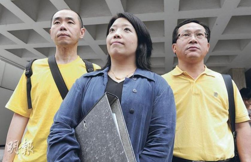 李偉儀(中)昨在庭外表示,申請司法覆核不是想「打爛陳冉飯碗」,而是認為事件涉法律問題,不想人治凌駕法治,考慮到公眾利益才決定提出申請。(劉焌陶攝) 李偉儀(中)昨在庭外表示,申請司法覆核不是想「打爛陳冉飯碗」,而是認為事件涉法律問題,不想人治凌駕法治,考慮到公眾利益才決定提出申請。(劉焌陶攝)