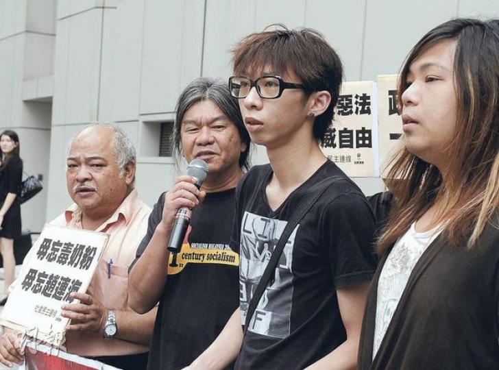社民連兩成員招顯聰(戴眼鏡者)及姜靈彰(金髮者)昨抗議律政司對兩人死纏爛打,而長毛梁國雄(左二)及曾健成(左一)亦到場聲援。(劉焌陶攝) 社民連兩成員招顯聰(戴眼鏡者)及姜靈彰(金髮者)昨抗議律政司對兩人死纏爛打,而長毛梁國雄(左二)及曾健成(左一)亦到場聲援。(劉焌陶攝)