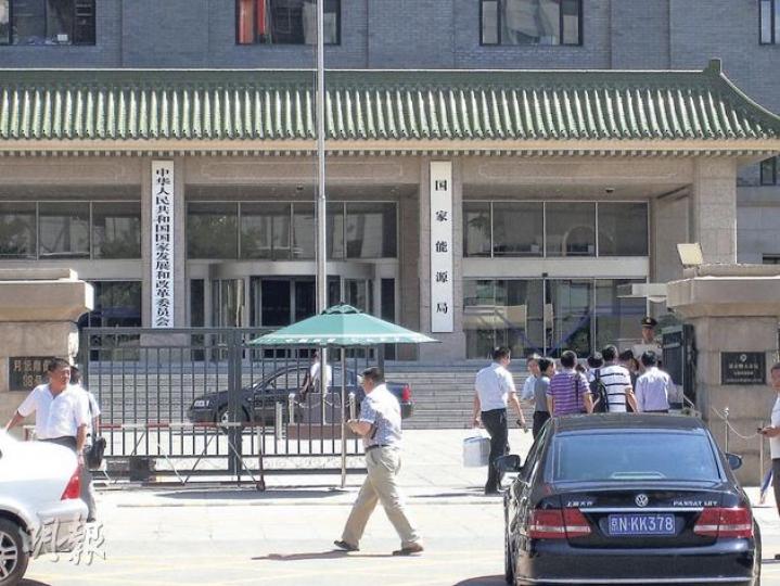 昨日發改委門外未見有爭着上報項目的地方官員，只有少數手持大量文件的人出入，但不肯透露身分和來意。圖為發改委門外剛好有數人準備入內，其中一人手挽一整袋文件。（劉洪慶攝）