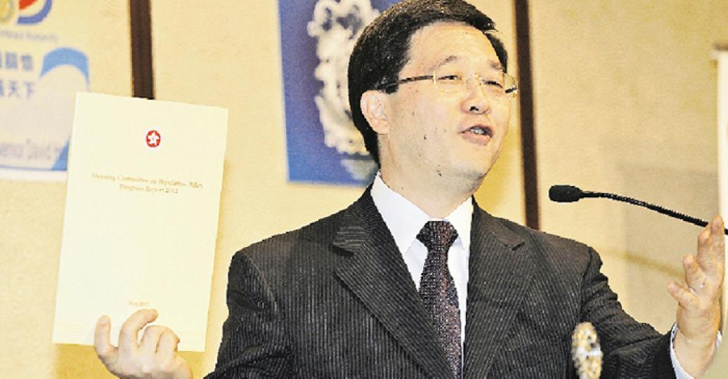 政務司長林瑞麟昨日以嘉賓身分出席扶輪社午餐會,演講時突然取出人口政策督導委員會的中期進度報告公布,反而沒有正式舉行記者會向公眾介紹。(李紹昌攝) (明報製圖) (郭慶輝攝) 政務司長林瑞麟昨日以嘉賓身分出席扶輪社午餐會,演講時突然取出人口政策督導委員會的中期進度報告公布,反而沒有正式舉行記者會向公眾介紹。(李紹昌攝) (明報製圖) (郭慶輝攝)