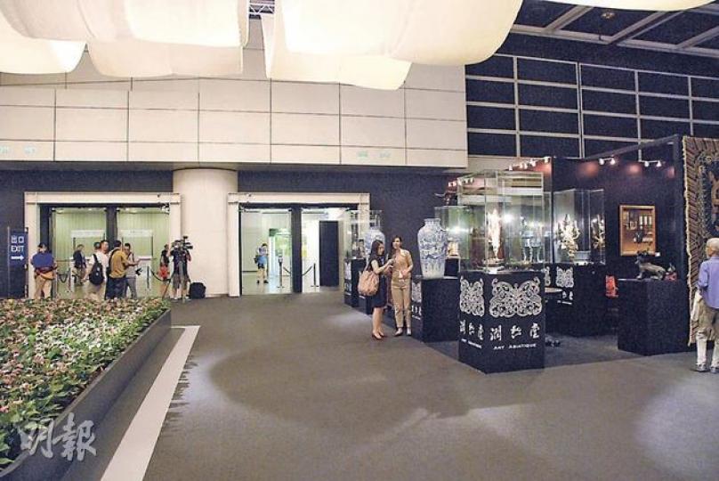 懷疑遭賊偷走價值逾100萬元古董的攤位，位於展覽廳出口旁邊（右），記者所見，出口附近並非經常有保安員站崗，保安不算嚴密。（雲錦鋒攝）
