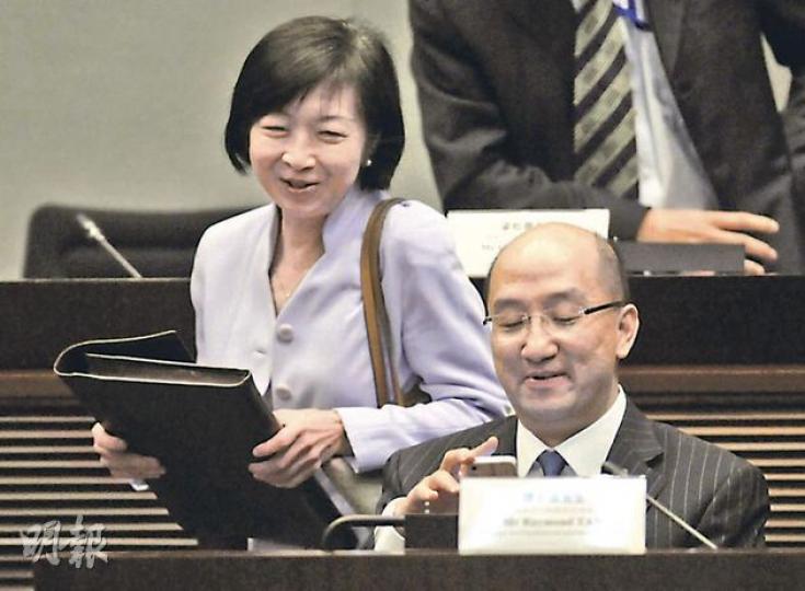 為了解釋政府架構重組，候任辦主管羅范椒芬（左）與政制及內地事務局長譚志源（右）昨早到立法會開會。（何家達攝）