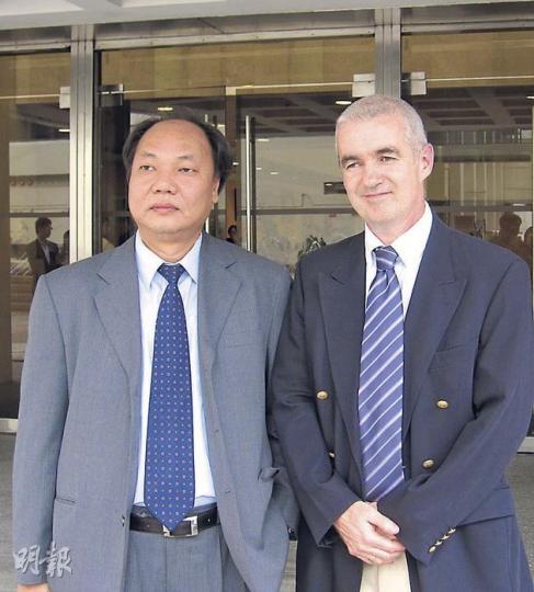 西九總區刑事總部重案組總督察高偉新（右）及案件主管溫建偉（左）昨均對審訊結果十分滿意。（黃景怡攝）