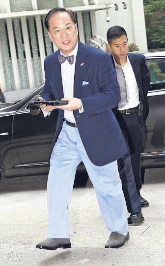 因應特首曾蔭權外訪爭議，審計署《行政長官離港職務訪問的酒店住宿安排》報告書在今日公布，預料近日甚少公開露面的曾特首要回應新安排。圖為他昨日早上到教堂時情况。（李紹昌攝） 