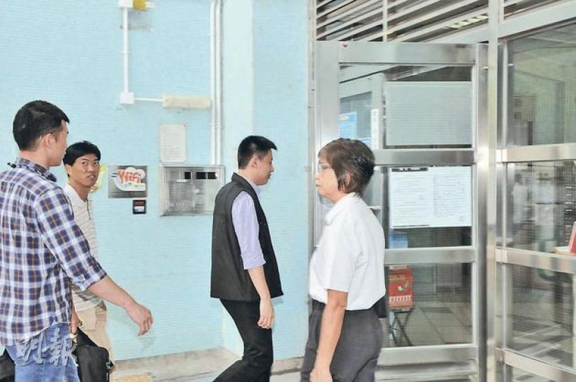 天耀邨耀澤樓一公屋單位昨揭發爆竊案,賊人在單位大肆搜掠及盜走一個夾萬,掠去共值42萬的現金及財物,事後探員調查。(林錫禮攝) 天耀邨耀澤樓一公屋單位昨揭發爆竊案,賊人在單位大肆搜掠及盜走一個夾萬,掠去共值42萬的現金及財物,事後探員調查。(林錫禮攝)