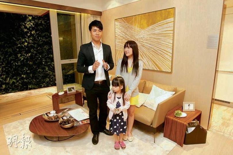 溱岸8號開售如箭在弦,發展商新世界昨首度開放668方呎兩房示範單位;由於此款戶型主要針對年輕客源,發展商特別找來俊男美女再加小女孩,扮演年輕家庭,大玩「真人騷」。(林振東攝) 溱岸8號開售如箭在弦,發展商新世界昨首度開放668方呎兩房示範單位;由於此款戶型主要針對年輕客源,發展商特別找來俊男美女再加小女孩,扮演年輕家庭,大玩「真人騷」。(林振東攝)