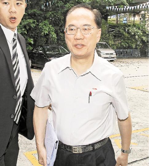 審計署和李國能主持的獨立檢討委員會,昨分別公布有關特首曾蔭權豪華外訪及接受款待的報告。曾蔭權(圖)透過特首辦發表聲明,原則上認同兩份報告的建議,會考慮跟進落實。(林振東攝) 審計署和李國能主持的獨立檢討委員會,昨分別公布有關特首曾蔭權豪華外訪及接受款待的報告。曾蔭權(圖)透過特首辦發表聲明,原則上認同兩份報告的建議,會考慮跟進落實。(林振東攝)