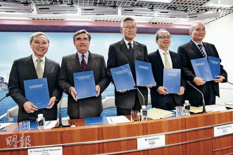 「防止及處理潛在利益衝突獨立檢討委員會」主席李國能(中)建議,將來特首收受任何利益,都要得到新設的獨立委員會批准,否則便是刑事罪。左起為委員廖柏偉、施文信、李國能、馮紹波和邱浩波。(李紹昌攝) 「防止及處理潛在利益衝突獨立檢討委員會」主席李國能(中)建議,將來特首收受任何利益,都要得到新設的獨立委員會批准,否則便是刑事罪。左起為委員廖柏偉、施文信、李國能、馮紹波和邱浩波。(李紹昌攝)
