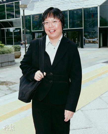 臻美前校監梁淑貞昨早於8時許便到法庭,開庭前如常與丈夫及曾當辯方證人的友人一同祈禱。(李紹昌攝) (明報製圖) 臻美前校監梁淑貞昨早於8時許便到法庭,開庭前如常與丈夫及曾當辯方證人的友人一同祈禱。(李紹昌攝) (明報製圖)
