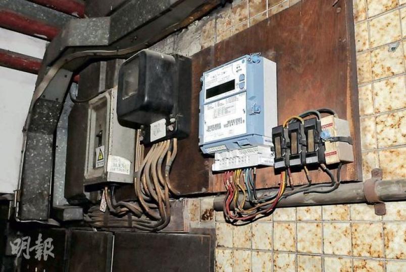 被更改讀數的電表位於餐廳旁邊住宅的地下,與住宅電表(左方黑色)同屬機械式舊款,事後被干擾電表已被拆除,換上不易受干擾的新款電子電表(右方白色裝置)。(林錫禮攝) 涉嫌偷電的潮州菜館已開業10多年,附近食肆估計其電費每月逾萬元。(楊嘉欣攝) 被更改讀數的電表位於餐廳旁邊住宅的地下,與住宅電表(左方黑色)同屬機械式舊款,事後被干擾電表已被拆除,換上不易受干擾的新款電子電表(右方白色裝置)。(林錫禮攝) 涉嫌偷電的潮州菜館已開業10多年,附近食肆估計其電費每月逾萬元。(楊嘉欣攝)