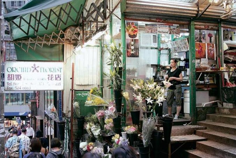 胡芷玲(右)從母親手中接掌花店,養活家中三代人。大廈業主再次要求她「收檔」,新一代亦無意繼承,她和丈夫說只能見步行步,艱苦經營但不會結業。(何偉畧攝) 胡芷玲(右)從母親手中接掌花店,養活家中三代人。大廈業主再次要求她「收檔」,新一代亦無意繼承,她和丈夫說只能見步行步,艱苦經營但不會結業。(何偉畧攝)