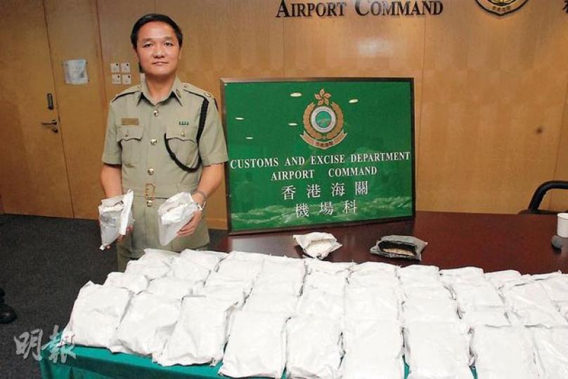 海關機場科空運貨物課監督林英豪指出,走私客利用袋裝胡椒蓋在空運貨櫃內的「偽麻黃鹼(冰毒原材料)」藥丸上,圖掩飾毒品氣味及干擾緝毒犬。(雲錦鋒攝) 海關機場科空運貨物課監督林英豪指出,走私客利用袋裝胡椒蓋在空運貨櫃內的「偽麻黃鹼(冰毒原材料)」藥丸上,圖掩飾毒品氣味及干擾緝毒犬。(雲錦鋒攝)