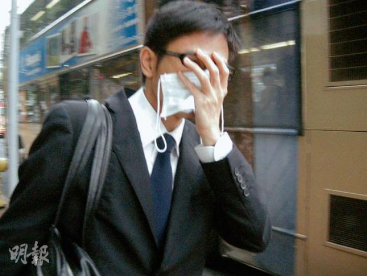 獲中學外聘擔任中樂團指揮的被告陳健斌,昨否認全部控罪,傍晚離開法庭時未及戴口罩,慌張以手掩面。(余卓善攝) 獲中學外聘擔任中樂團指揮的被告陳健斌,昨否認全部控罪,傍晚離開法庭時未及戴口罩,慌張以手掩面。(余卓善攝)