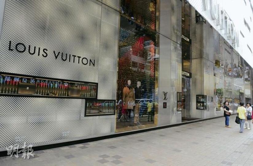 昨日傍晚的尖沙嘴廣東道,LV(圖)、GUCCI等名牌店外,往日的排隊輪候購物人龍不再。(劉焌陶攝)內地客看法﹕浙江的孫小姐表示,普通老百姓不會像有錢人一樣被各項投資「套牢」,消費能力受經濟影響不大,但要買下心愛的LV手袋,就要下決心儲幾個月錢。(劉焌陶攝)內地客看法﹕從事國際貿易的熊先生帶妻兒來港度「六.一兒童節」,他表示,家裏的開銷現在更為節儉,奢侈品、服飾都更少問津,連座駕也改用標準更低的汽油。(劉焌陶攝) 昨日傍晚的尖沙嘴廣東道,LV(圖)、GUCCI等名牌店外,往日的排隊輪候購物人龍不再。(劉焌陶攝)內地客看法﹕浙江的孫小姐表示,普通老百姓不會像有錢人一樣被各項投資「套牢」,消費能力受經濟影響不大,但要買下心愛的LV手袋,就要下決心儲幾個月錢。(劉焌陶攝)內地客看法﹕從事國際貿易的熊先生帶妻兒來港度「六.一兒童節」,他表示,家裏的開銷現在更為節儉,奢侈品、服飾都更少問津,連座駕也改用標準更低的汽油。(劉焌陶攝)