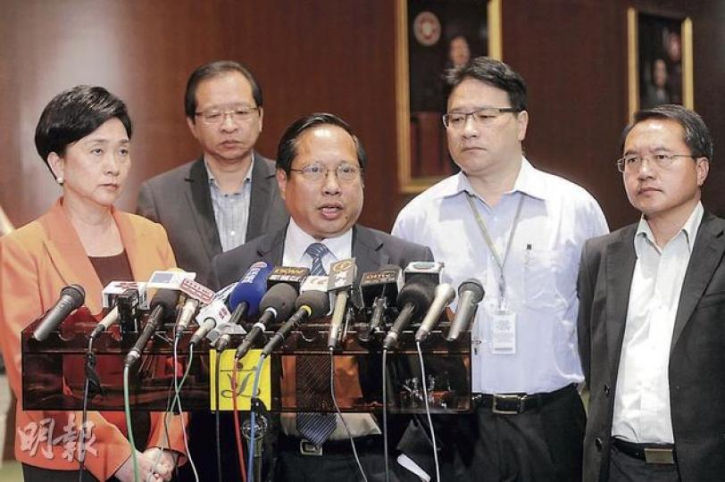民主黨主席何俊仁(中)認為,特首應該就行為失當引咎辭職,輕輕道歉難息民憤,若曾蔭權不辭職,民主黨會要求內委會議決。左起是劉慧卿、甘乃威、何俊仁、李華明和李永達。(尹錦恩攝) 民主黨主席何俊仁(中)認為,特首應該就行為失當引咎辭職,輕輕道歉難息民憤,若曾蔭權不辭職,民主黨會要求內委會議決。左起是劉慧卿、甘乃威、何俊仁、李華明和李永達。(尹錦恩攝)