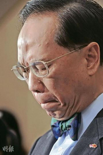 特首曾蔭權讀出長約3分鐘的聲明後,皺眉閉目,抿着唇低頭10多秒,語帶些許哽咽說「多謝你們」後轉身離開,沒有回應記者提問。(劉焌陶攝)曾蔭權昨早如常到堅道教堂,全程木無表情。(李紹昌攝)事隔一天,臉容繃緊的特首曾蔭權(右一)昨午終於現身宣讀聲明,由特首辦主任梁卓偉(左一)等陪同,回應針對他豪華外訪的報告。(尹錦恩攝) 特首曾蔭權讀出長約3分鐘的聲明後,皺眉閉目,抿着唇低頭10多秒,語帶些許哽咽說「多謝你們」後轉身離開,沒有回應記者提問。(劉焌陶攝)曾蔭權昨早如常到堅道教堂,全程木無表情。(李紹昌攝)事隔一天,臉容繃緊的特首曾蔭權(右一)昨午終於現身宣讀聲明,由特首辦主任梁卓偉(左一)等陪同,回應針對他豪華外訪的報告。(尹錦恩攝)