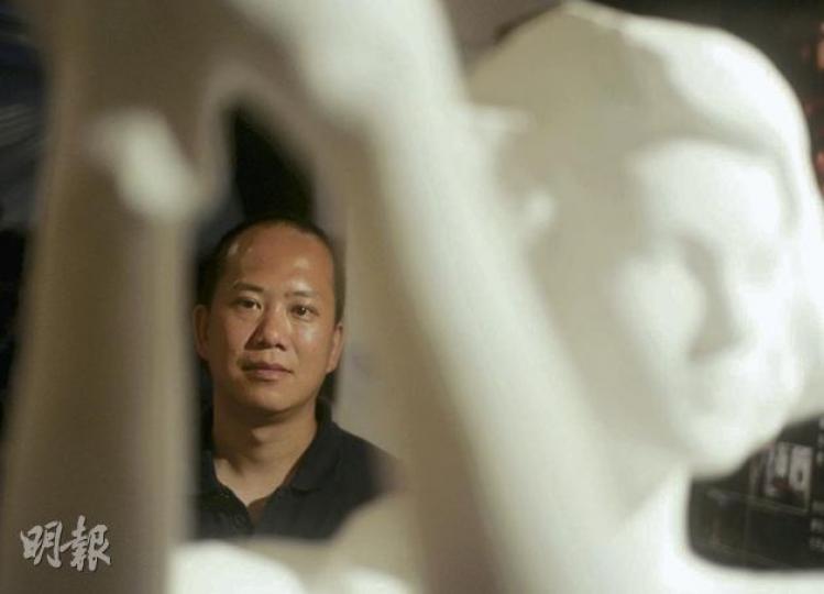 在支聯會與戰友奮鬥20多年的關振邦,見證警方對遊行集會的處理手法,由「主動協助」變成「主導現場」,他批評警方去年「出招」阻止市民出席燭光晚會的做法,與六四事件的本質無異。(余俊亮攝) 在支聯會與戰友奮鬥20多年的關振邦,見證警方對遊行集會的處理手法,由「主動協助」變成「主導現場」,他批評警方去年「出招」阻止市民出席燭光晚會的做法,與六四事件的本質無異。(余俊亮攝)