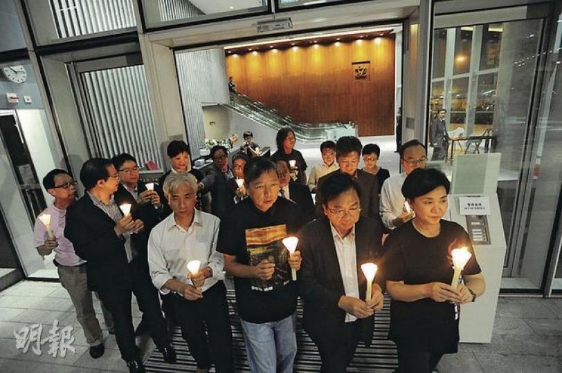支聯會主席李卓人(左二)今年未能在六四前夕,在立法會提出六四議案辯論。多名泛民立法會議員昨晚改在立法會大樓外辯論議案,各人手持蠟燭,要求平反六四。(鄧宗弘攝) 支聯會主席李卓人(左二)今年未能在六四前夕,在立法會提出六四議案辯論。多名泛民立法會議員昨晚改在立法會大樓外辯論議案,各人手持蠟燭,要求平反六四。(鄧宗弘攝)