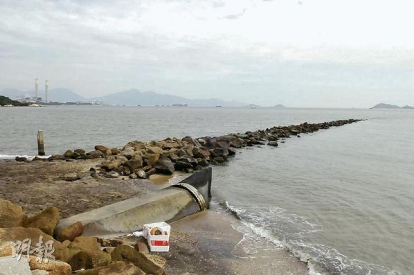 有摸蜆客遇溺身亡的龍鼓灘石灘,現場岸邊遺下事主的發泡膠及水泡等摸蜆工具。上址在潮退時會露出約百米長的石堤(見圖),一直伸延至海中遠處,不少市民俱喜使用此石堤走到海中摸蜆,但若遇突然而來風浪或水漲,石堤隨時消失,令摸蜆者頓失退路,有潛在危險。(林錫禮攝)屯門龍鼓灘兩人摸蜆遇溺身亡,有死者家屬昨黃昏重返現場拜祭及向海撒溪錢,場面哀傷。(樊銳昌攝) 有摸蜆客遇溺身亡的龍鼓灘石灘,現場岸邊遺下事主的發泡膠及水泡等摸蜆工具。上址在潮退時會露出約百米長的石堤(見圖),一直伸延至海中遠處,不少市民俱喜使用此石堤走到海中摸蜆,但若遇突然而來風浪或水漲,石堤隨時消失,令摸蜆者頓失退路,有潛在危險。(林錫禮攝)屯門龍鼓灘兩人摸蜆遇溺身亡,有死者家屬昨黃昏重返現場拜祭及向海撒溪錢,場面哀傷。(樊銳昌攝)