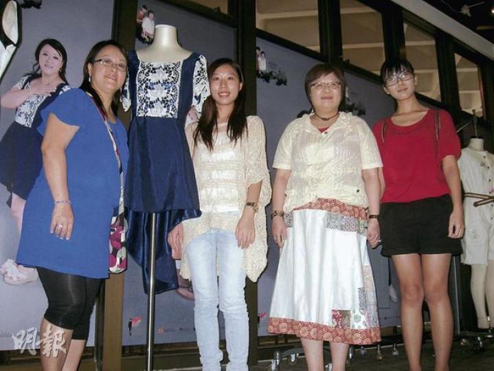「穿出新天地」參加者麥小姐(右二)穿上與理大紡織及製衣學系二年級生劉同學(右一)設計的長裙作品出席製成品的展覽,圖右三及右四分別為另一對參加者張同學及黃小姐。(黎嘉愉攝) 「穿出新天地」參加者麥小姐(右二)穿上與理大紡織及製衣學系二年級生劉同學(右一)設計的長裙作品出席製成品的展覽,圖右三及右四分別為另一對參加者張同學及黃小姐。(黎嘉愉攝)