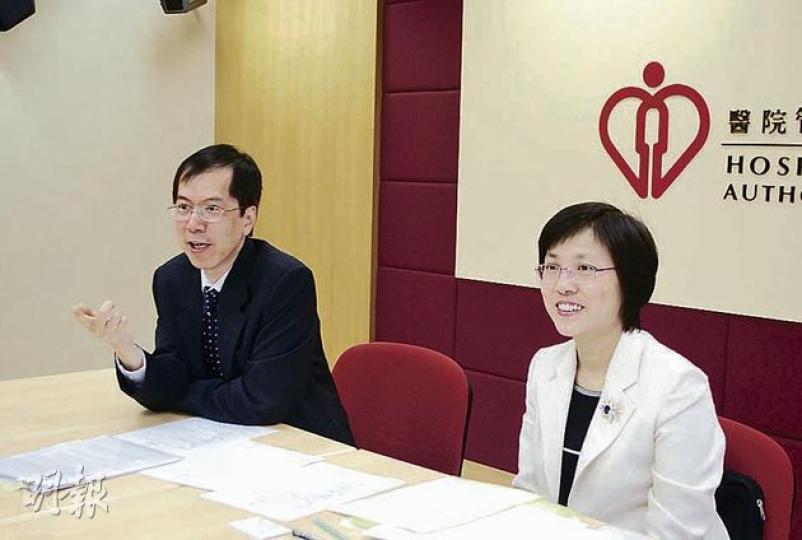 醫管局人力資源主管區結成醫生(左)承認,由於醫生人手不足,擬減少發展新服務以節省人手,例如精神科外展服務和個案經理。局方高級臨牀心理學家羅淑兒(右)則表示,鑑於不少中層和前線員工出現工作倦怠狀况,局方將開辦抗逆課程。(阮穎嘉攝) 醫管局人力資源主管區結成醫生(左)承認,由於醫生人手不足,擬減少發展新服務以節省人手,例如精神科外展服務和個案經理。局方高級臨牀心理學家羅淑兒(右)則表示,鑑於不少中層和前線員工出現工作倦怠狀况,局方將開辦抗逆課程。(阮穎嘉攝)
