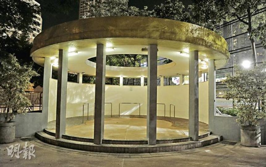 圖中通洲街公園涼亭的透明上蓋被移除,亭邊又鋪上石卵路,晚上地面又撒上具腐蝕性的清潔劑「臭粉」,令露宿者無法在內睡覺過夜。(劉焌陶攝)社區組織協會幹事吳衛東(圖)質疑,政府是有意透過不同手法趕絕全港的露宿者,例如在長椅上加裝欄杆,讓露宿者無法躺卧。(劉焌陶攝) 圖中通洲街公園涼亭的透明上蓋被移除,亭邊又鋪上石卵路,晚上地面又撒上具腐蝕性的清潔劑「臭粉」,令露宿者無法在內睡覺過夜。(劉焌陶攝)社區組織協會幹事吳衛東(圖)質疑,政府是有意透過不同手法趕絕全港的露宿者,例如在長椅上加裝欄杆,讓露宿者無法躺卧。(劉焌陶攝)
