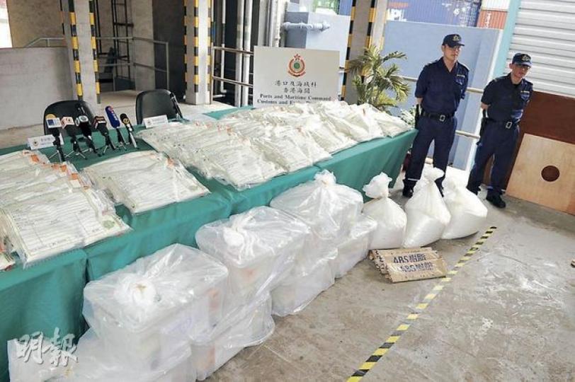 海關上月30日在葵涌貨櫃碼頭搜查一個貨櫃時,破獲歷來最大宗偷運「K仔」氯氨酮案件,共檢獲412公斤市值4700萬元的K仔,K仔被藏於載有真樹脂的貨櫃深處,以圖迴避搜查,但終於逃不過海關法眼。(衛永康攝) 海關上月30日在葵涌貨櫃碼頭搜查一個貨櫃時,破獲歷來最大宗偷運「K仔」氯氨酮案件,共檢獲412公斤市值4700萬元的K仔,K仔被藏於載有真樹脂的貨櫃深處,以圖迴避搜查,但終於逃不過海關法眼。(衛永康攝)