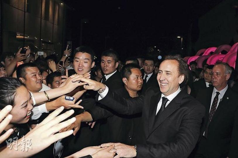尼古拉斯基治親民地與群眾握手,大受歡迎。(攝影/記者﹕李潔盈、鍾偉茵)張曼玉體型纖瘦,穿上低V裙現胸骨。(攝影/記者﹕李潔盈、鍾偉茵)謝西嘉艾芭性感谷胸貼身裙艷麗搶鏡。(攝影/記者﹕李潔盈、鍾偉茵) 尼古拉斯基治親民地與群眾握手,大受歡迎。(攝影/記者﹕李潔盈、鍾偉茵)張曼玉體型纖瘦,穿上低V裙現胸骨。(攝影/記者﹕李潔盈、鍾偉茵)謝西嘉艾芭性感谷胸貼身裙艷麗搶鏡。(攝影/記者﹕李潔盈、鍾偉茵)