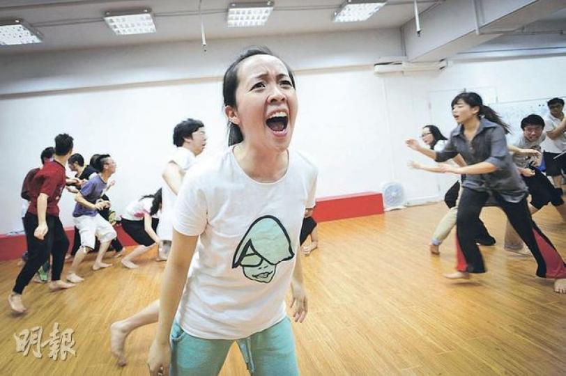 《讓黃雀飛》女主角張君洳綵排時力竭聲嘶,她說過去對國家鮮有歸屬感,參與演出後卻深深感受到當年北京學生的愛國情懷,希望內地政府勿再把人民當奴隸。(鄧宗弘攝)(明報製圖) 《讓黃雀飛》女主角張君洳綵排時力竭聲嘶,她說過去對國家鮮有歸屬感,參與演出後卻深深感受到當年北京學生的愛國情懷,希望內地政府勿再把人民當奴隸。(鄧宗弘攝)(明報製圖)