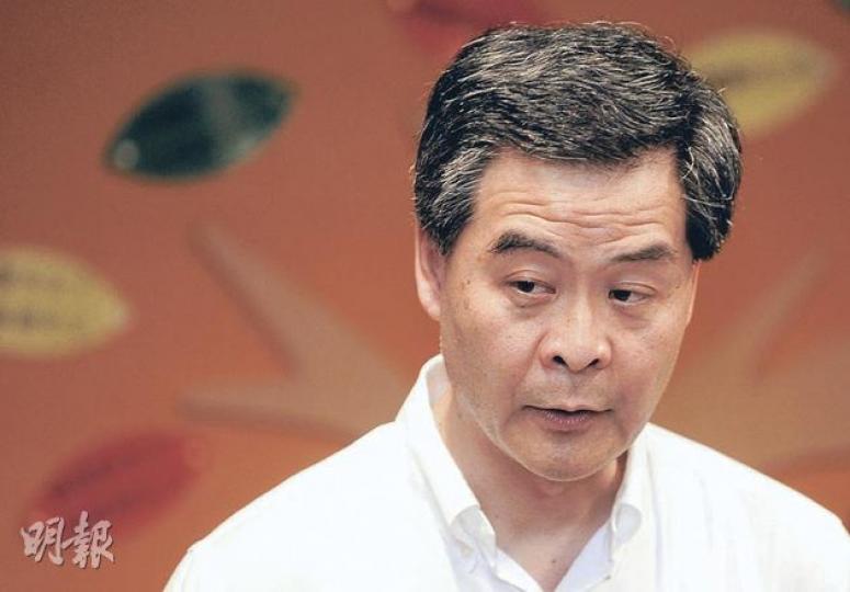 候任特首梁振英(圖)1989年於六四事件後,曾於報章刊登署名廣告,譴責中共血腥鎮壓,但其後已拒表態。明日是六四事件23周年,梁昨再被問及對六四事件看法時仍拒絕回應,只說「關於六四的事,我已說了好多,我再無補充」。繼前日被傳媒追問對六四事件看法時梁振英「黑面」拒回應,梁昨在活動後,兩度被記者追問是否支持平反六四,以及會否出席六四燭光晚會,梁均以「無新的補充」回應。第二次更即時轉身離開,不再回應其他問題。挺梁的港區全國政協委員劉夢熊昨接受「數碼廣播」訪問時,亦被問及是否支持平反六四,他只稱自己取態與 候任特首梁振英(圖)1989年於六四事件後,曾於報章刊登署名廣告,譴責中共血腥鎮壓,但其後已拒表態。明日是六四事件23周年,梁昨再被問及對六四事件看法時仍拒絕回應,只說「關於六四的事,我已說了好多,我再無補充」。繼前日被傳媒追問對六四事件看法時梁振英「黑面」拒回應,梁昨在活動後,兩度被記者追問是否支持平反六四,以及會否出席六四燭光晚會,梁均以「無新的補充」回應。第二次更即時轉身離開,不再回應其他問題。挺梁的港區全國政協委員劉夢熊昨接受「數碼廣播」訪問時,亦被問及是否支持平反六四,他只稱自己取態與